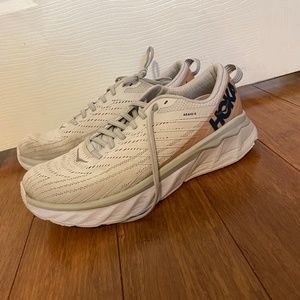 Hoka Arahi 4